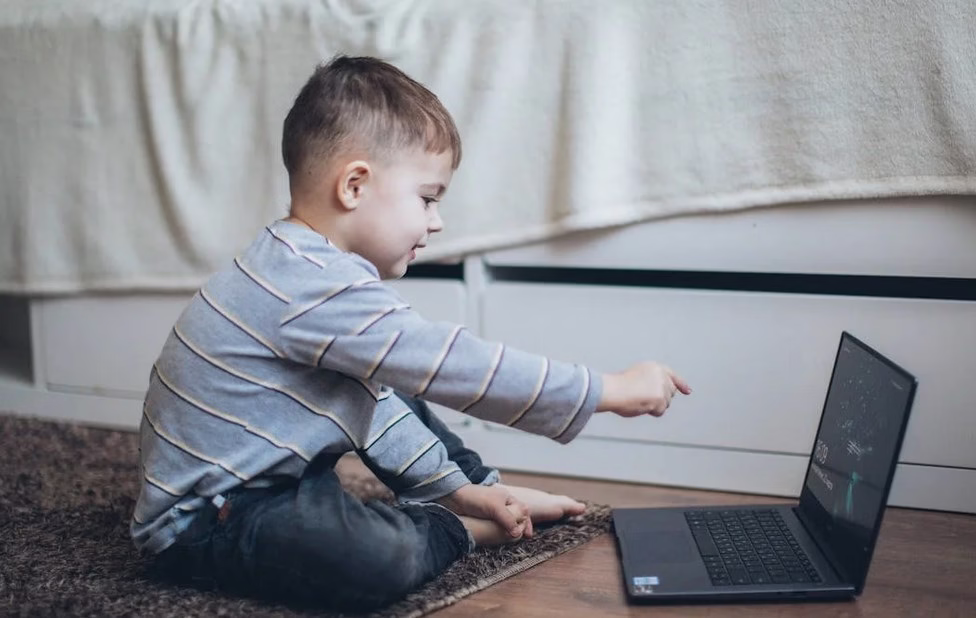 дитина не може без мультиків - хлопичк дивиться у планшет