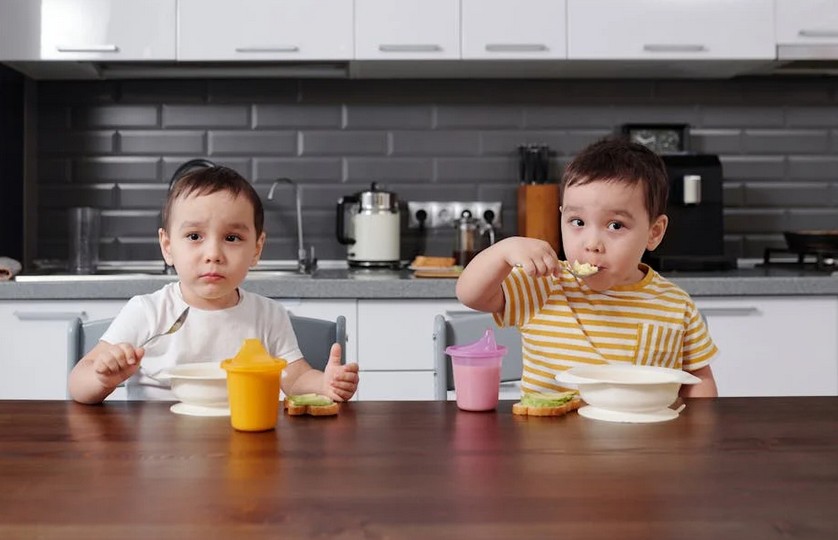 Режим харчування дитини 2 років: малюк їсть самостійно за столом