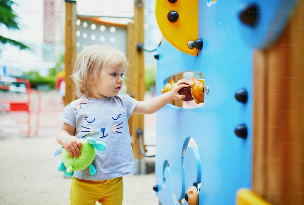 Прогулянки для дитини 2 років: малюк активно грається на свіжому повітрі