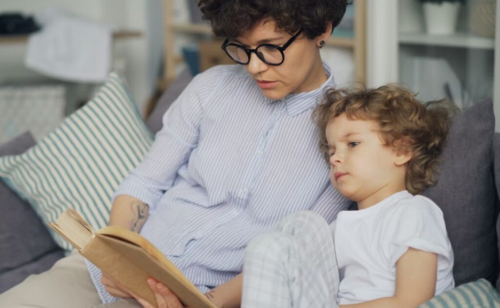 Вечірній ритуал перед сном: батьки читають казку 2-річній дитині