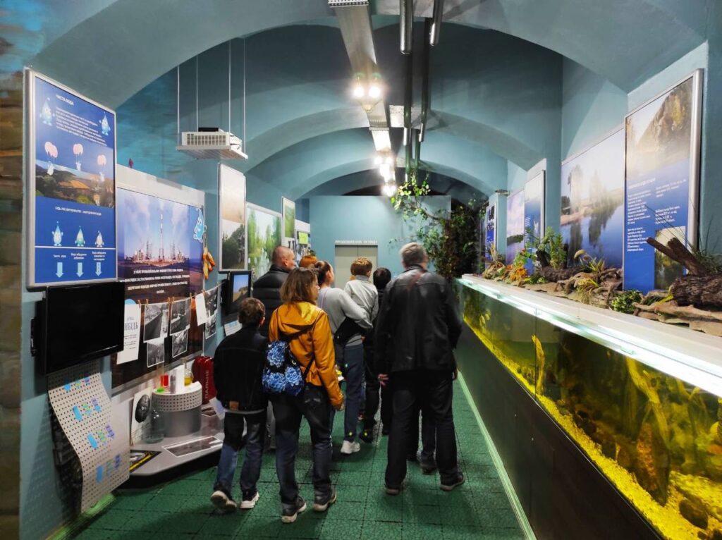 Інтерактивний зал Музею води у Києві з сучасними водними експонатами та відвідувачами